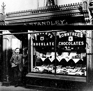 Albert Standley outside 5 Aswell Street 1922